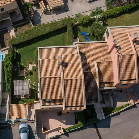 Lejlighed Angela's Garden Sea View Mparmpati