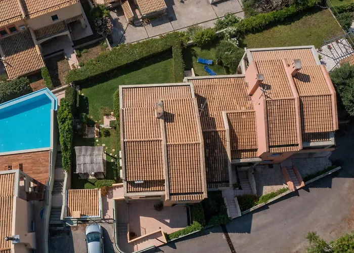 Lejlighed Angela's Garden Sea View Mparmpati